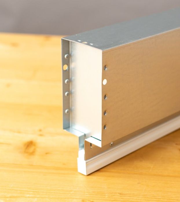 'Ultra smal' lijnrooster met ongeïsoleerde plenum Ø100mm voor luchtafvoer - L=900mm 'Ultra smal' lijnrooster met ongeïsoleerde plenum Ø100mm voor luchtafvoer - L=900mm